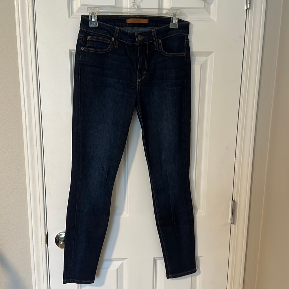The icon mid rise skinny ankle jeans from Joe’s. Size 27. Dark denim.